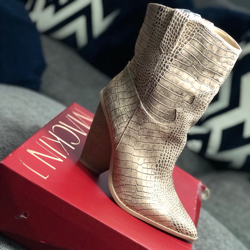 Super Cute Blush Color Bootie!